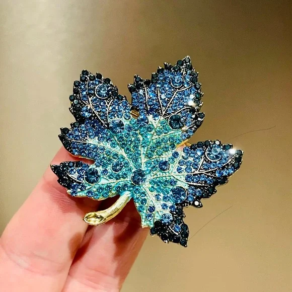 Blue maple leaf brooch - Picture 2 of 2